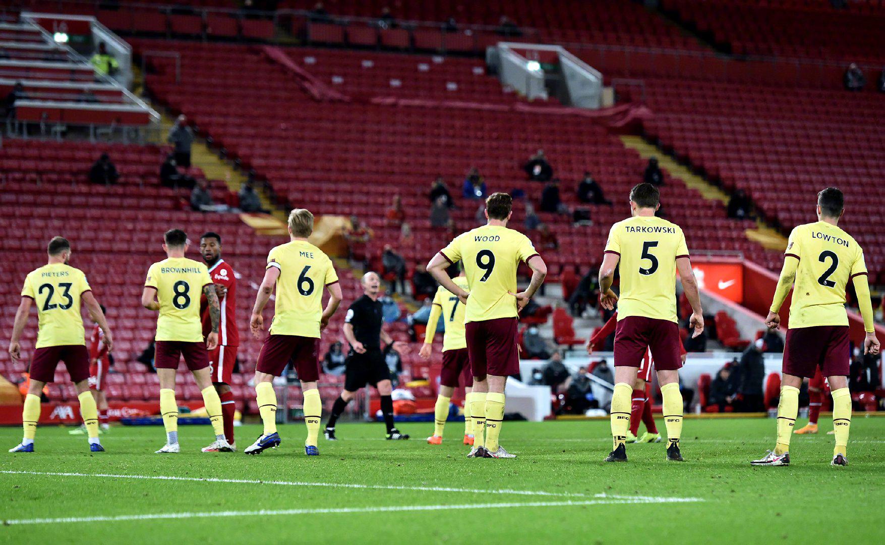 紧张激烈的 紧张激烈的